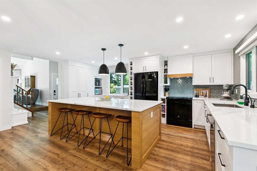 272 Woodfield Road SW — photo 1
