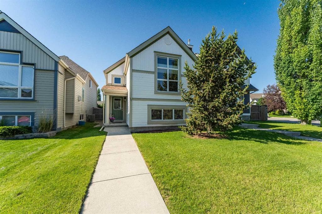 71 Copperfield Rise SE — photo 1