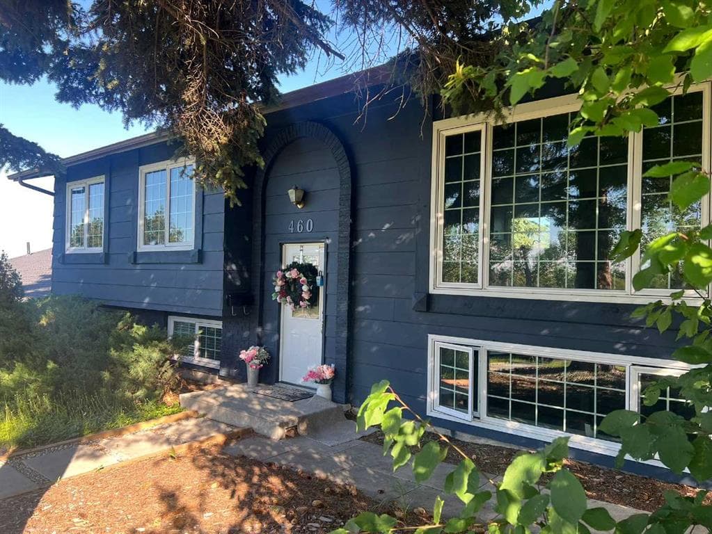 460 Parkridge Crescent SE — photo 1