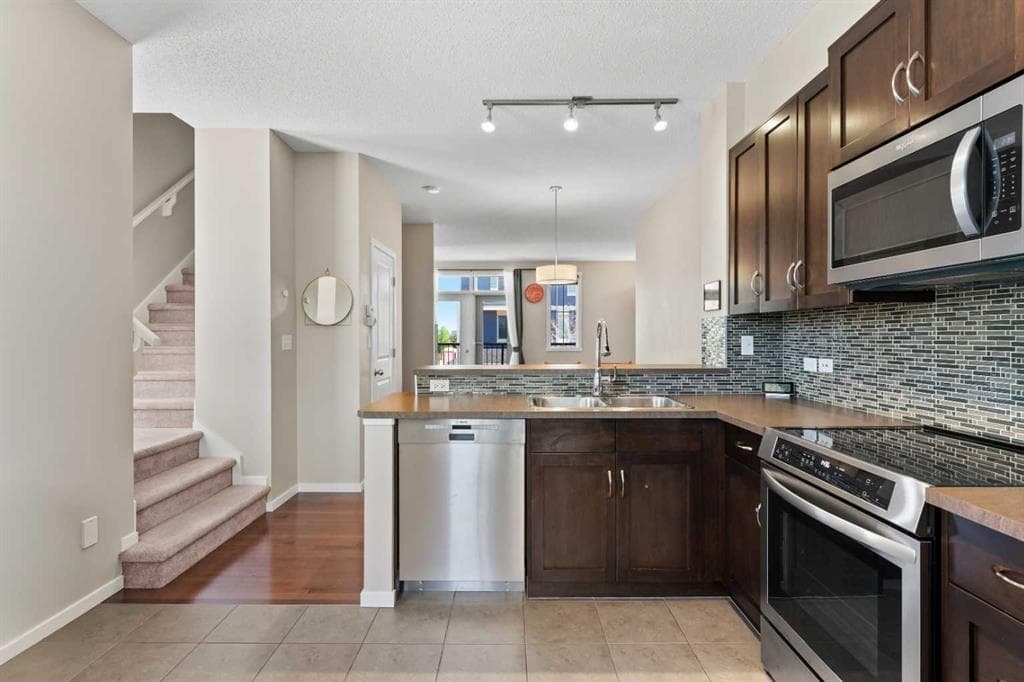 3-bed Townhouse for sale at 58 Evansview Road NW, Calgary