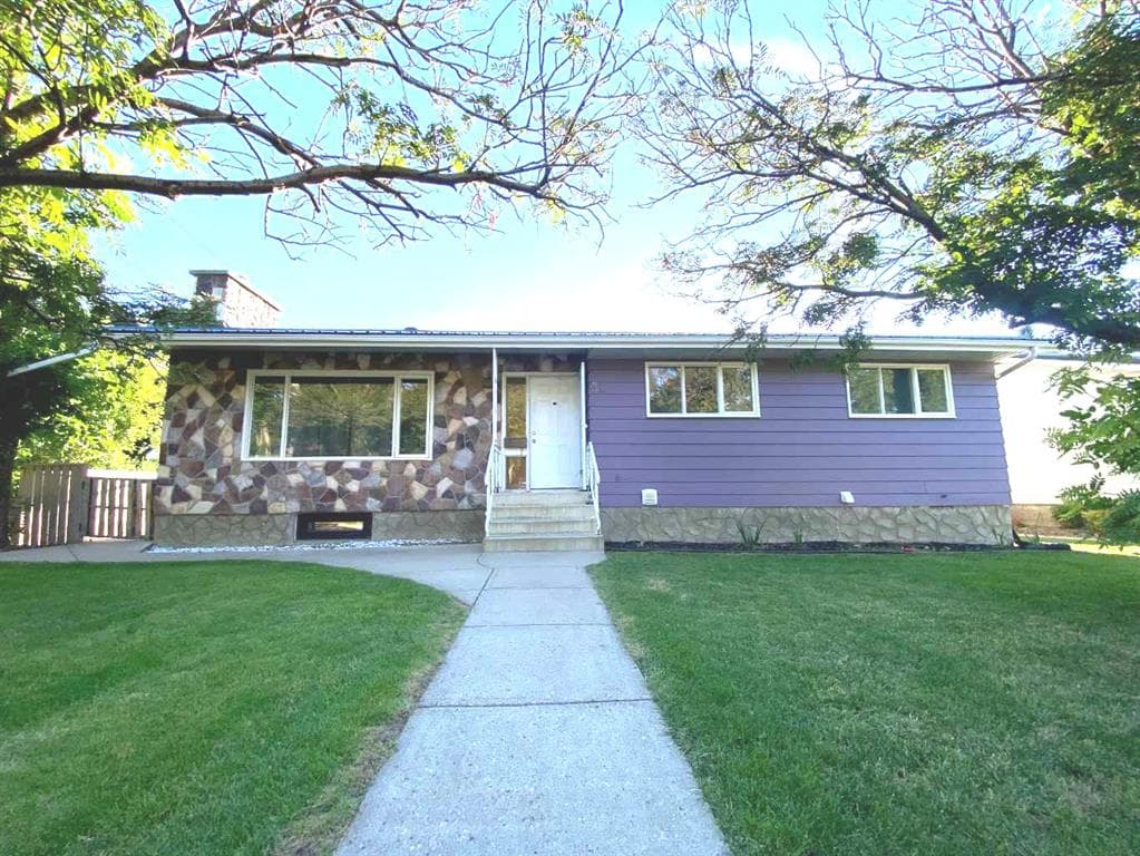 5-bed Detached for sale at 31 10 Street W, Brooks