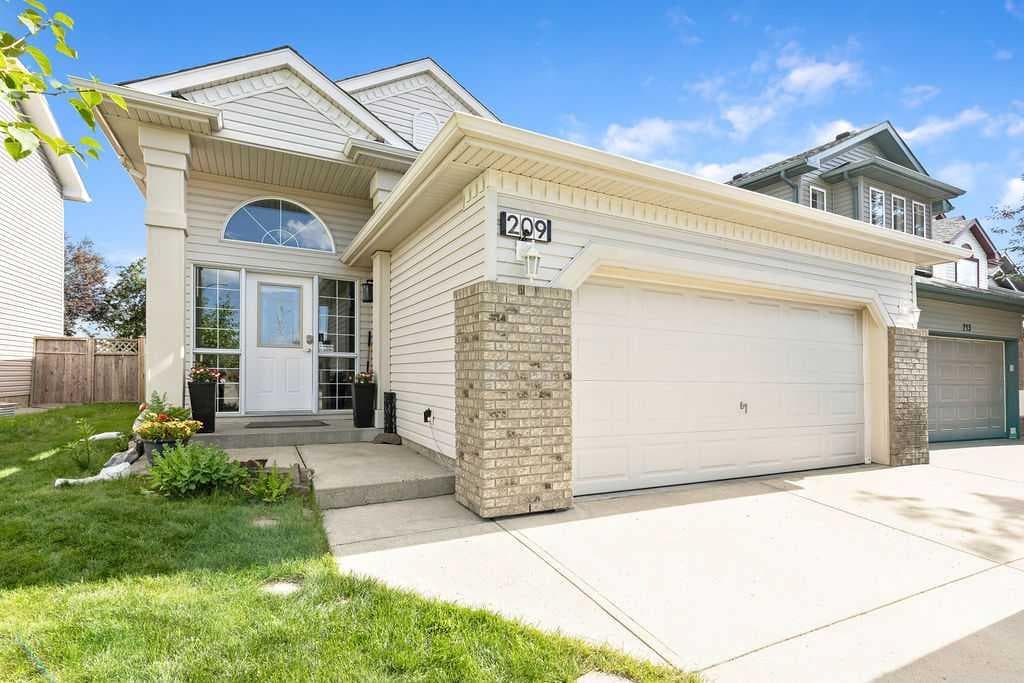 209 Coventry Circle NE — photo 1