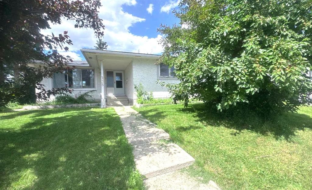 235 Penbrooke Close SE — photo 1