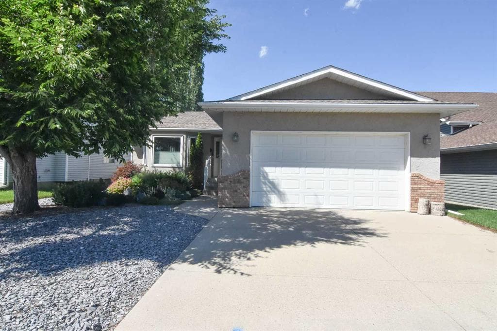 3-bed Detached for sale at 254 Maple Grove Crescent, Strathmore
