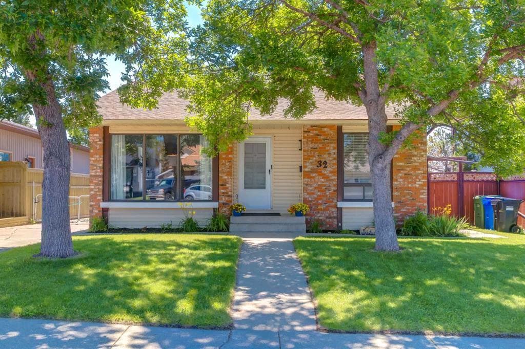4-bed Detached for sale at 32 Berkley Place NW, Calgary