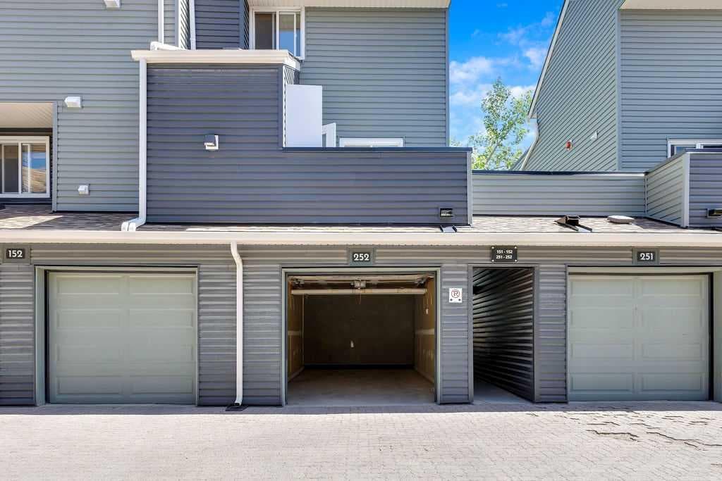 2-bed Townhouse for sale at 252, 66 Glamis Green SW, Calgary