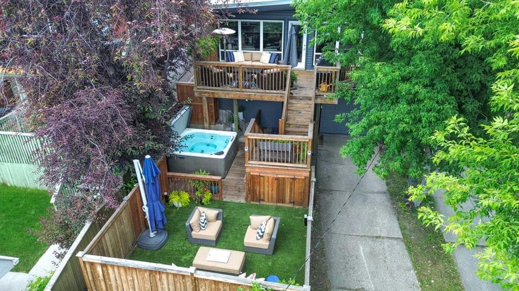 2031 30 Avenue SW — photo 1
