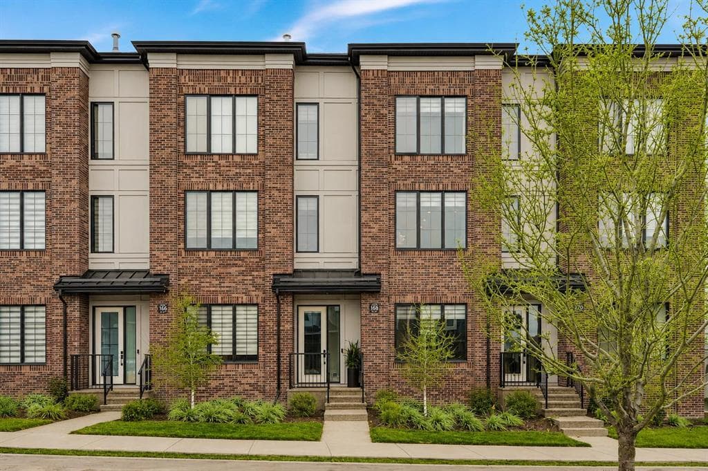 3-bed Townhouse for sale at 138 Discovery Drive SW, Calgary