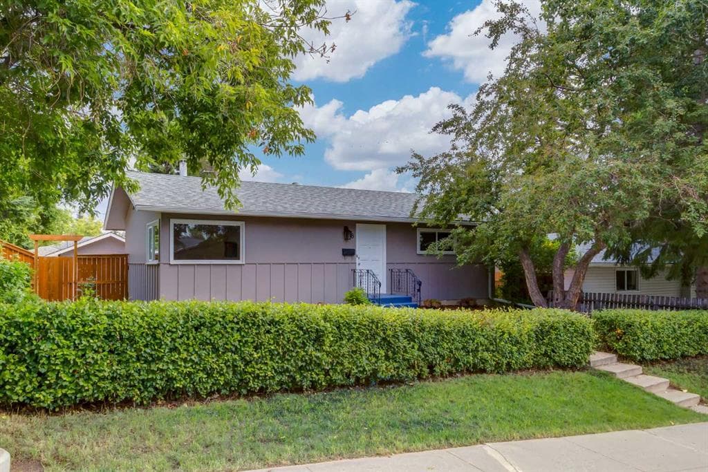 8 Hazelwood Crescent SW — photo 1
