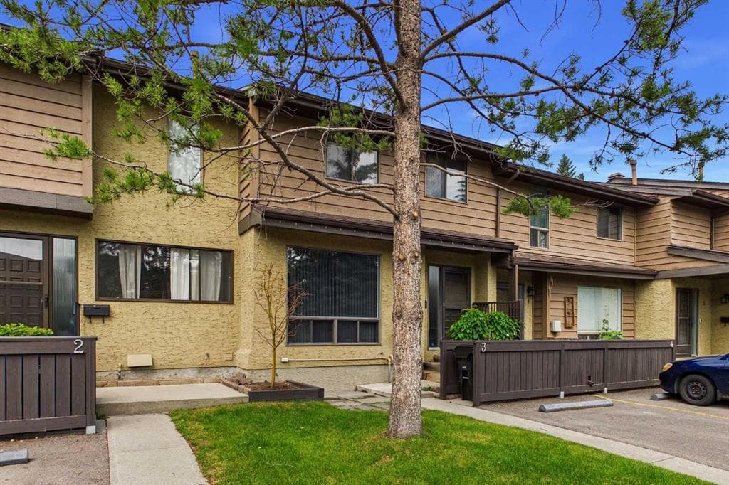 3-bed Townhouse for sale at 3, 2300 Oakmoor Drive SW, Calgary
