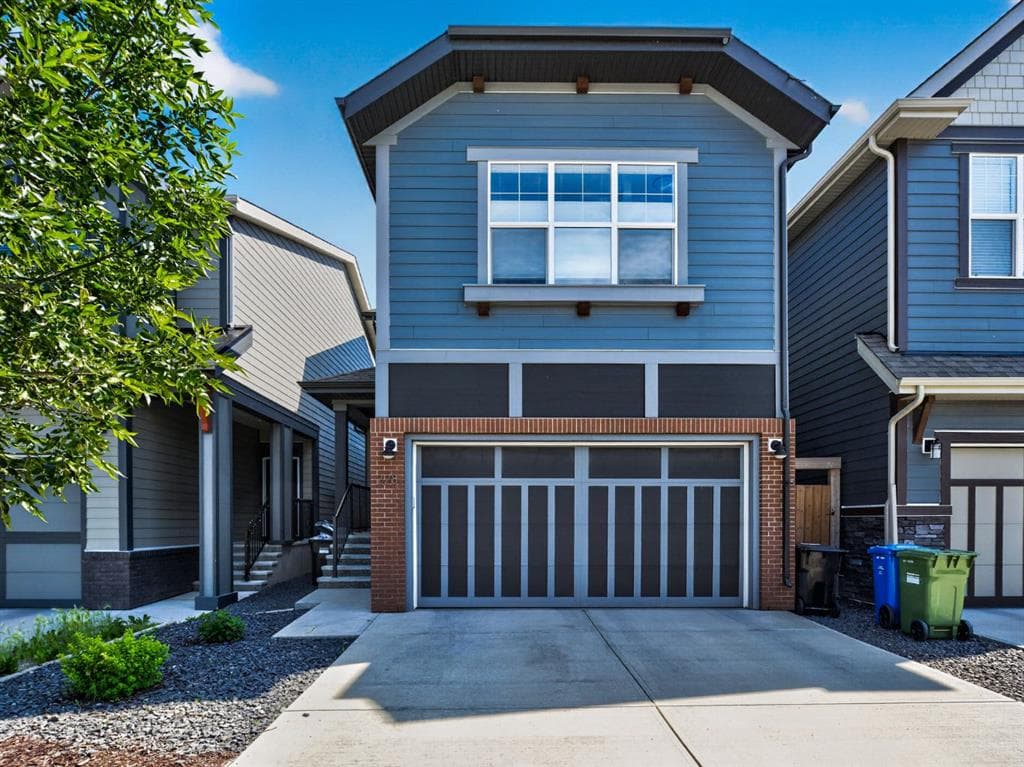 228 Masters Crescent SE — photo 1