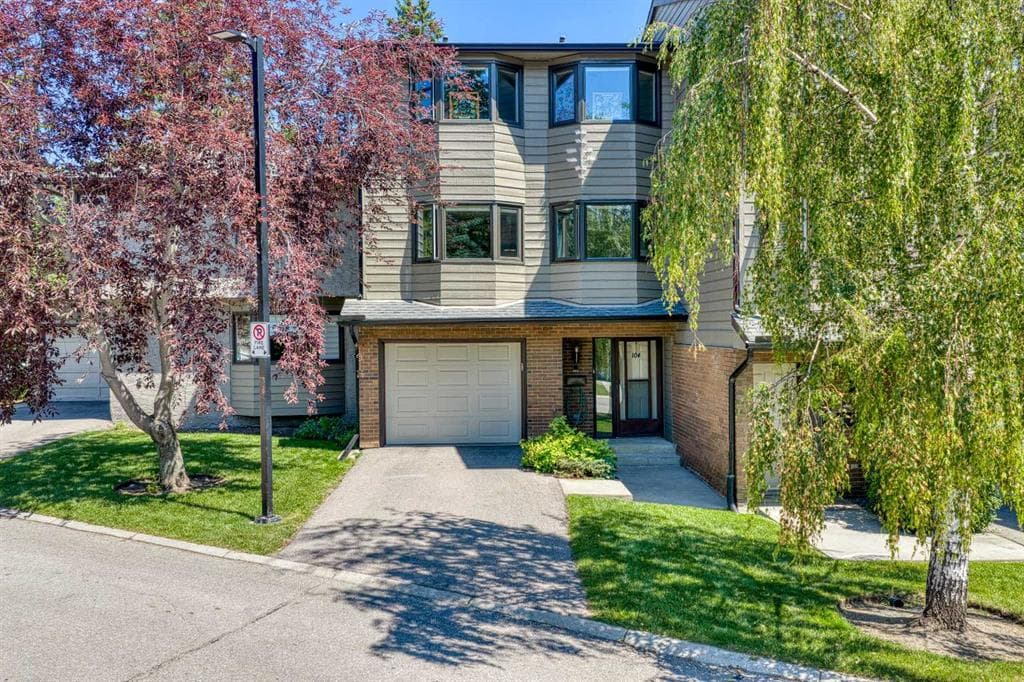 3-bed Townhouse for sale at 104, 23 Glamis Drive SW, Calgary
