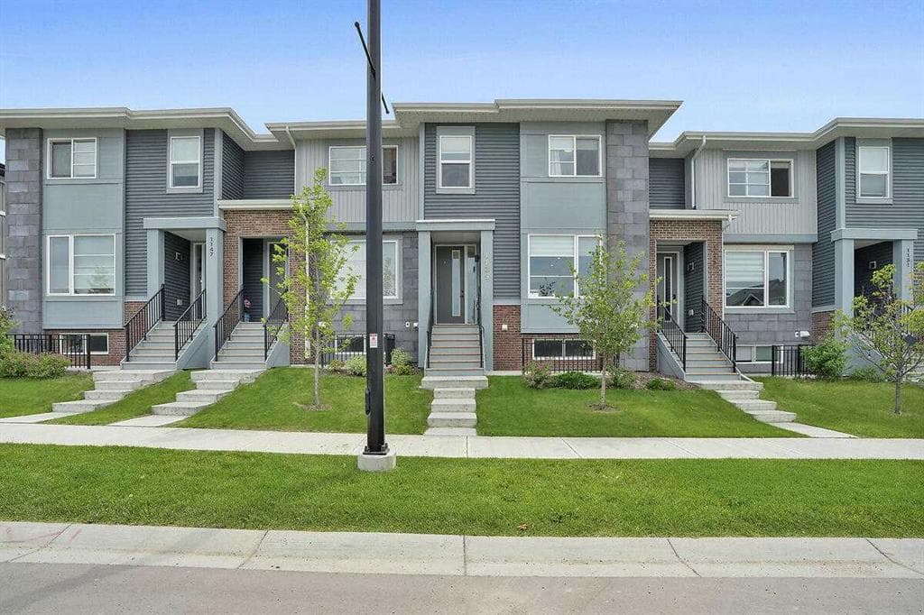 1139 Lanark Boulevard SE — photo 1