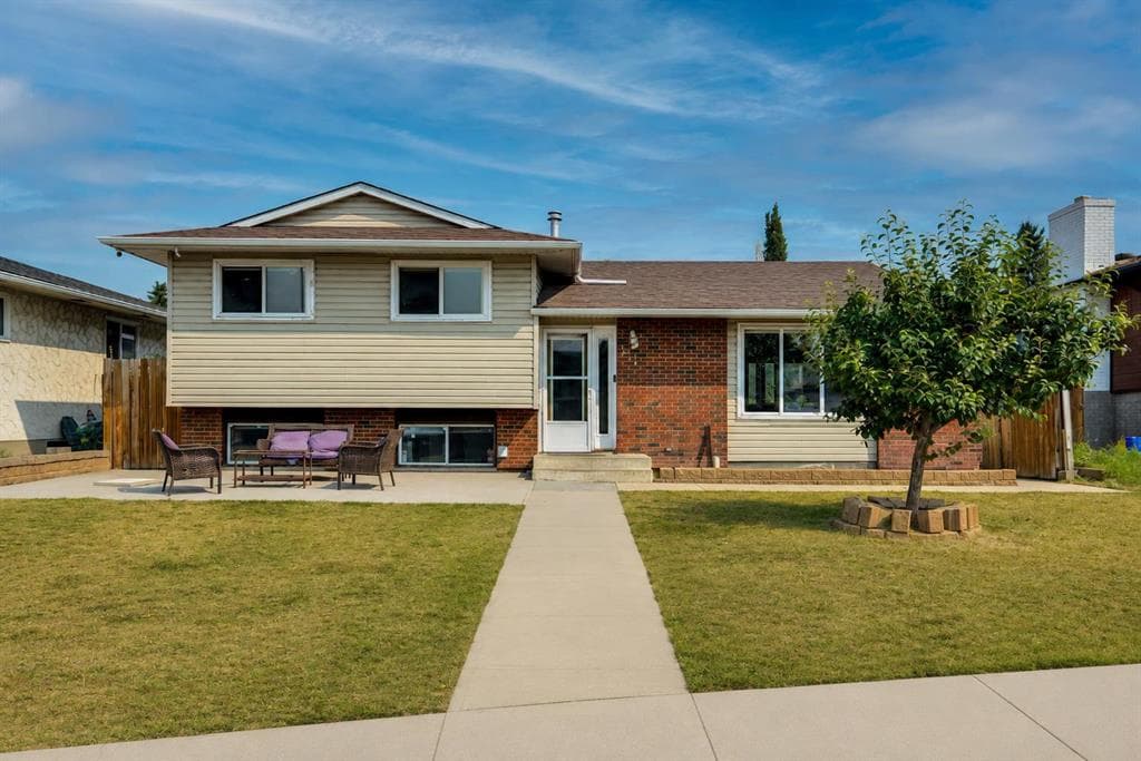4-bed Detached for sale at 212 Pinetree Place NE, Calgary
