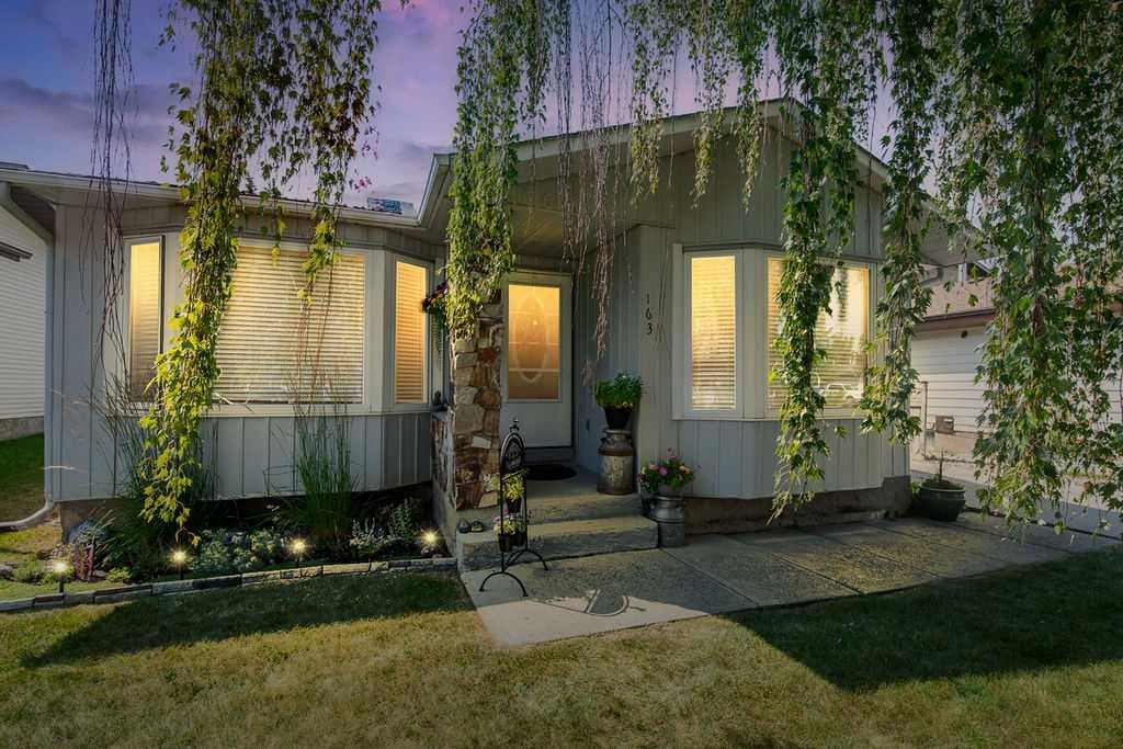 4-bed Detached for sale at 163 Woodburn Crescent, Okotoks