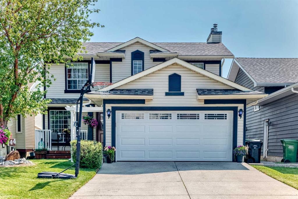 144 Riverstone Crescent SE — photo 1