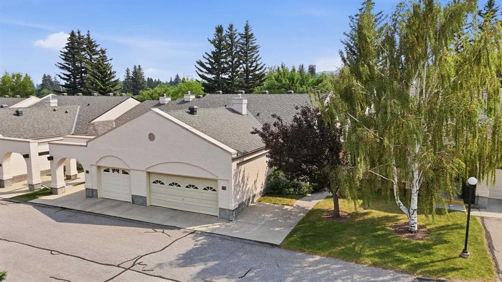 2-bed Townhouse for sale at 30 Sandarac Circle NW, Calgary