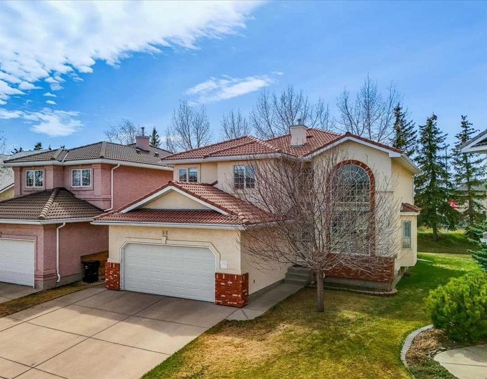 98 Hampstead Circle NW — photo 1