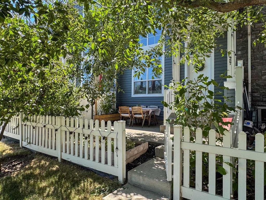 457 Elgin Gardens SE — photo 1