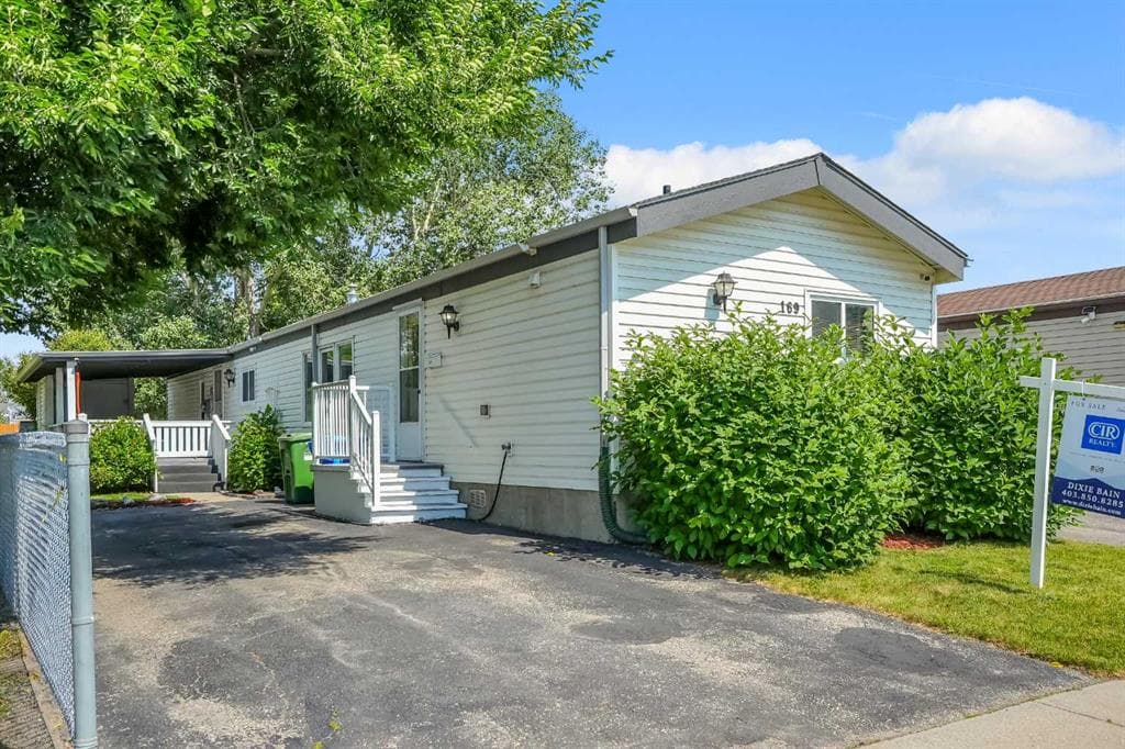 169 Erin Woods Circle SE — photo 1