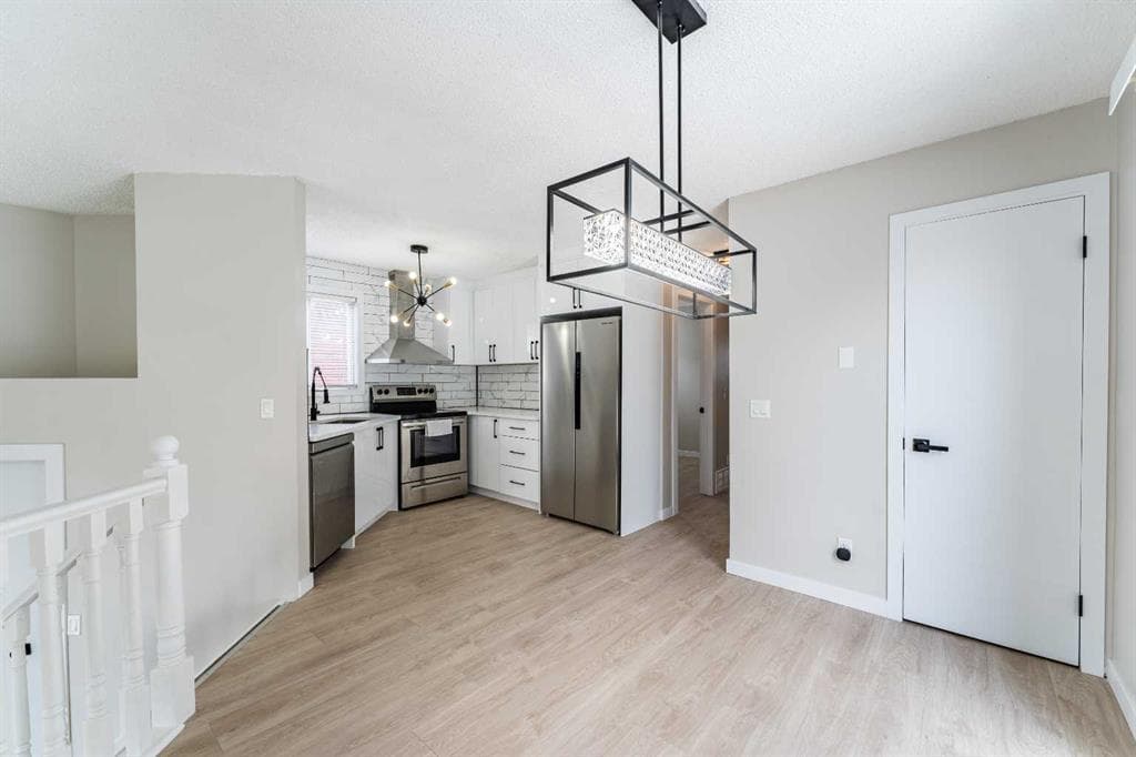 18 Falmere Way NE — photo 1