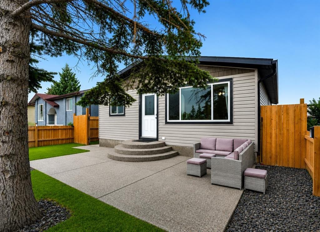 896 Rundlecairn Way NE — photo 1