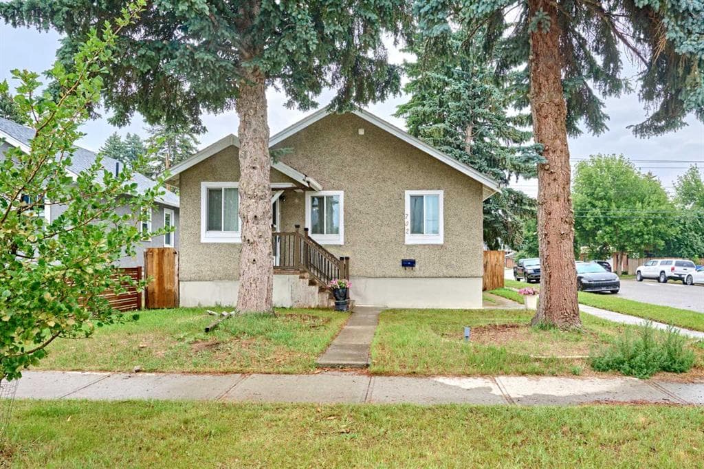 702 17 Avenue NW — photo 1