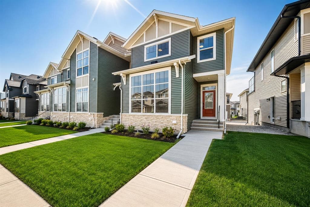 1075 Bayview Crescent SW — photo 1