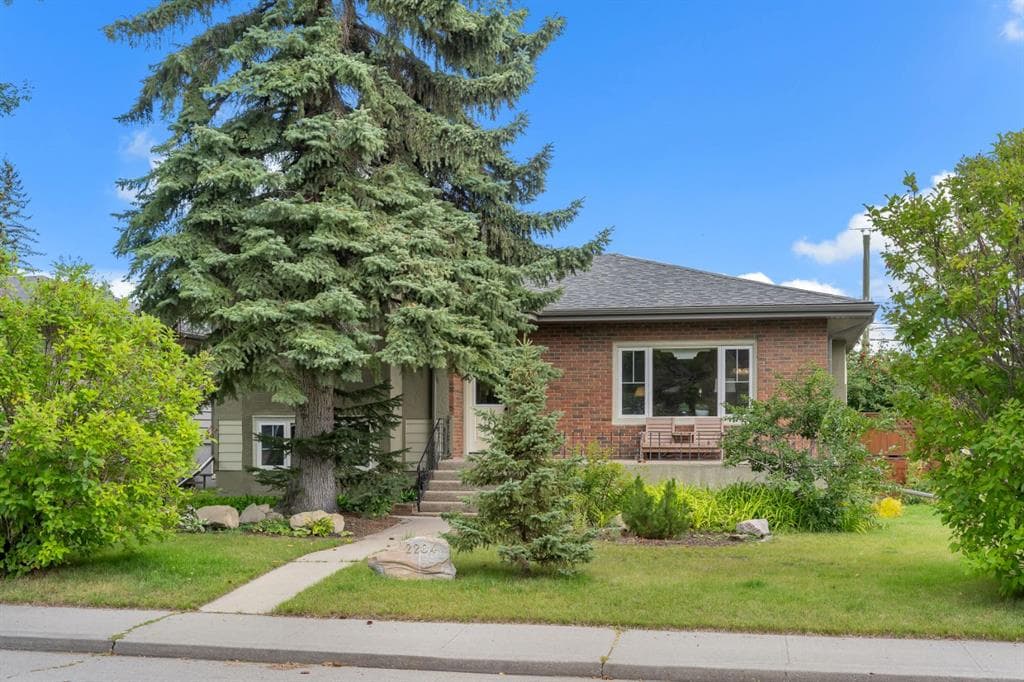4-bed Detached for sale at 2204 Halifax Crescent NW, Calgary
