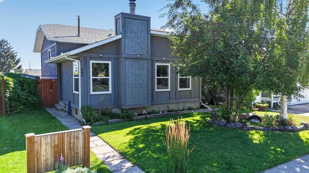 4-bed Detached for sale at 255 Shawcliffe Circle SW, Calgary