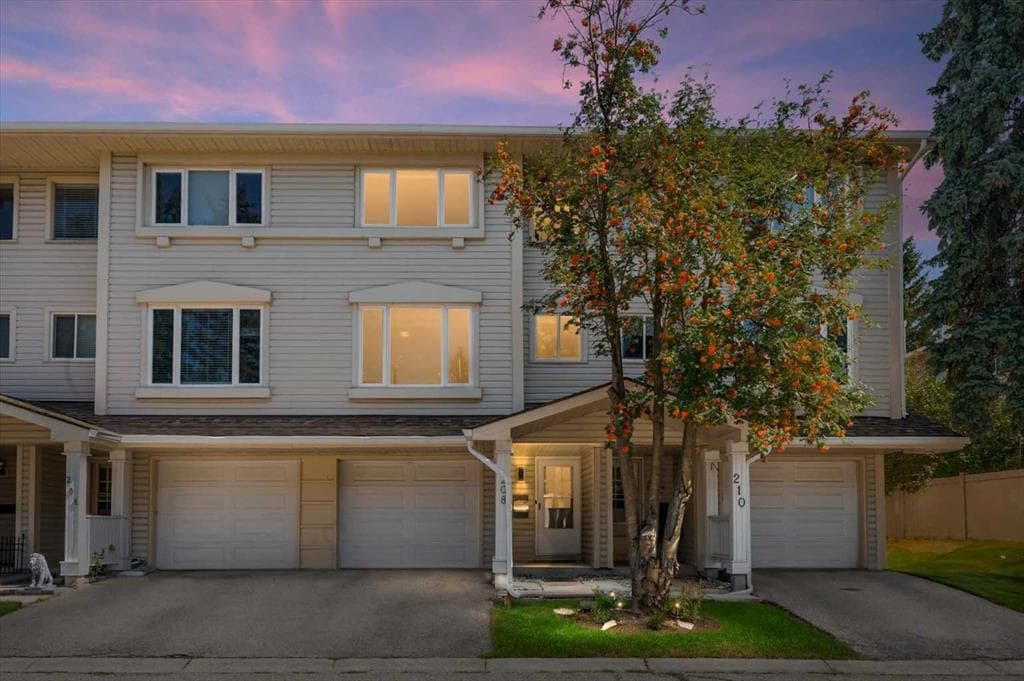 208 Queenston Heights SE — photo 1