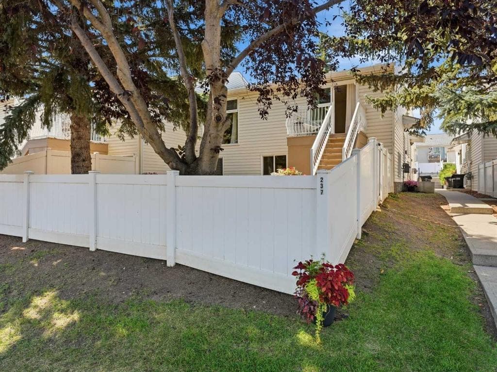 3-bed Townhouse for sale at 237 Sabrina Way SW, Calgary