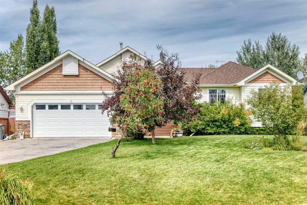 27 Lloyd Crescent NE — photo 1