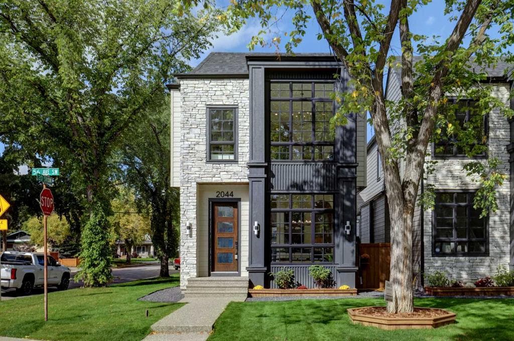 2044 56 Avenue SW — photo 1