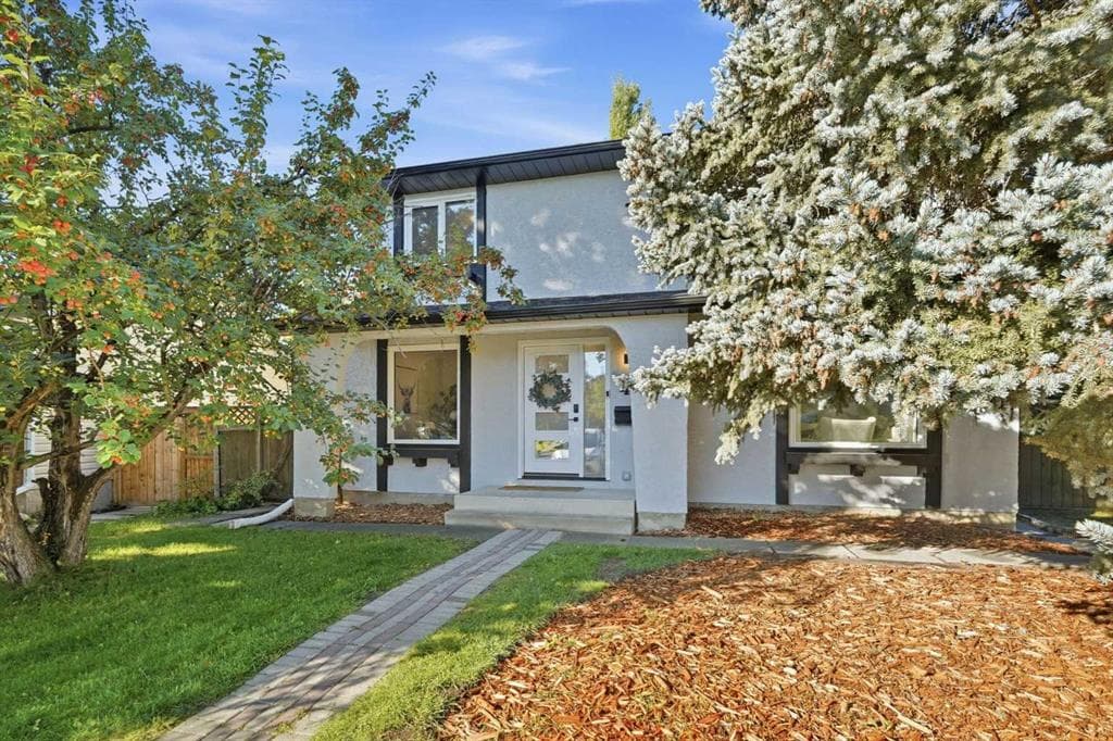 44 Cedarwood Bay SW — photo 1
