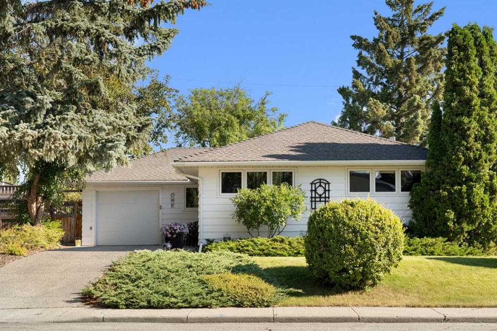 3-bed Detached for sale at 1 Kelwood Place SW, Calgary