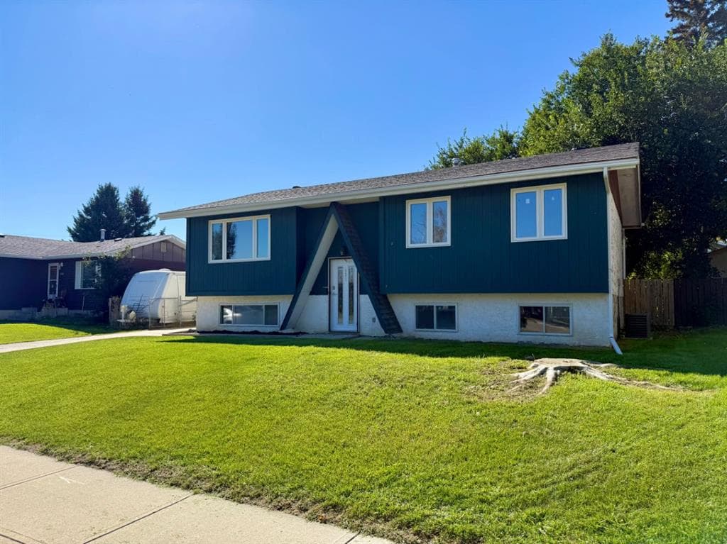 921 Ellis Crescent SE — photo 1