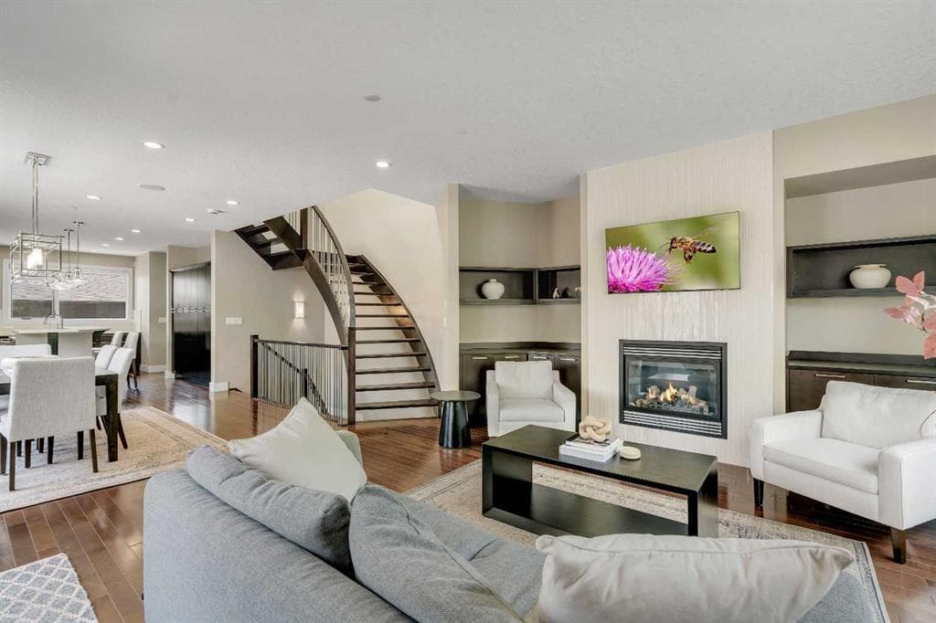 1721 44 Avenue SW — photo 1