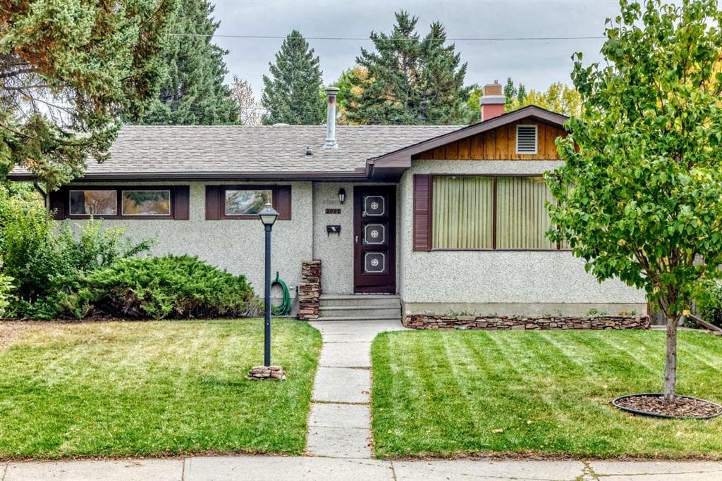 2022 Redwood Crescent SE — photo 1