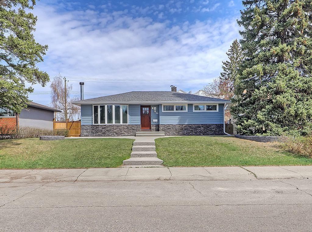 44 Granlea Place SW — photo 1