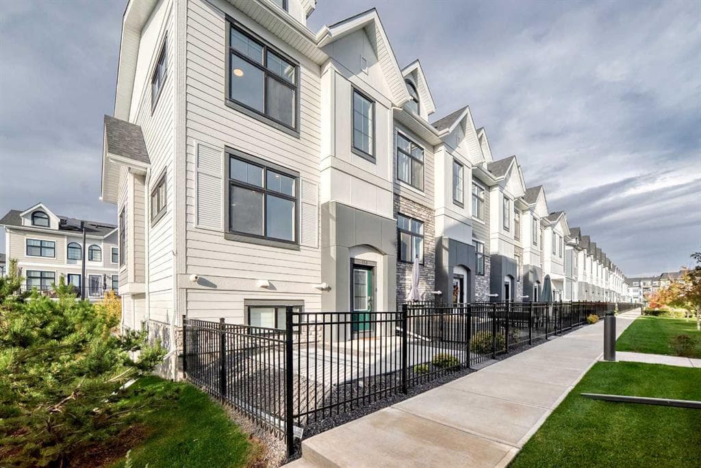 3-bed Townhouse for sale at 150 Les Jardins Park SE, Calgary
