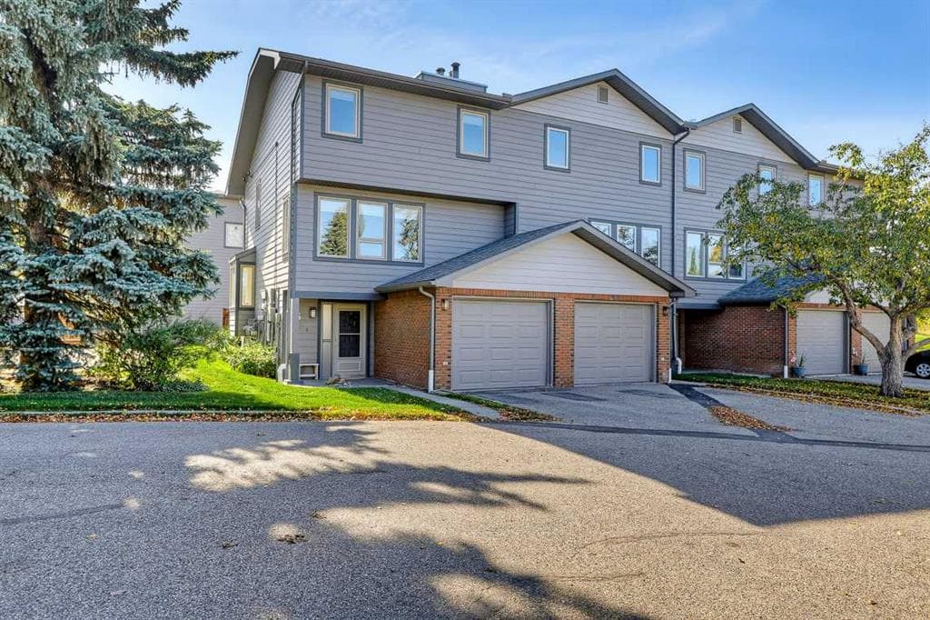 5, 64 Woodacres Crescent SW — photo 1